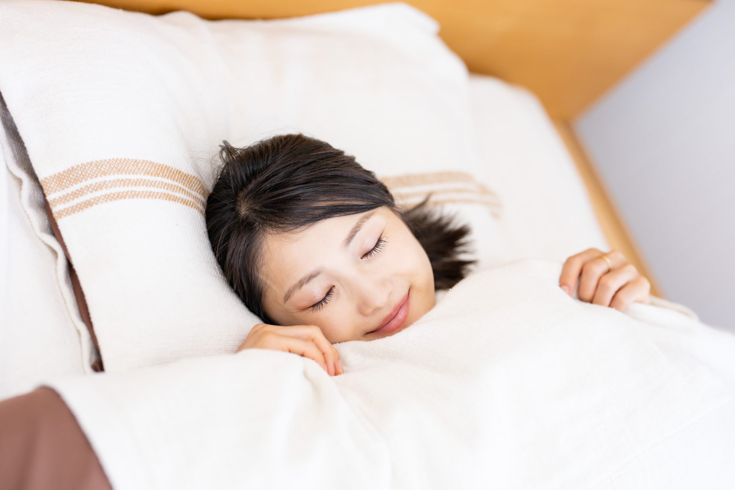 布団に横になって布良体験をする様子の画像